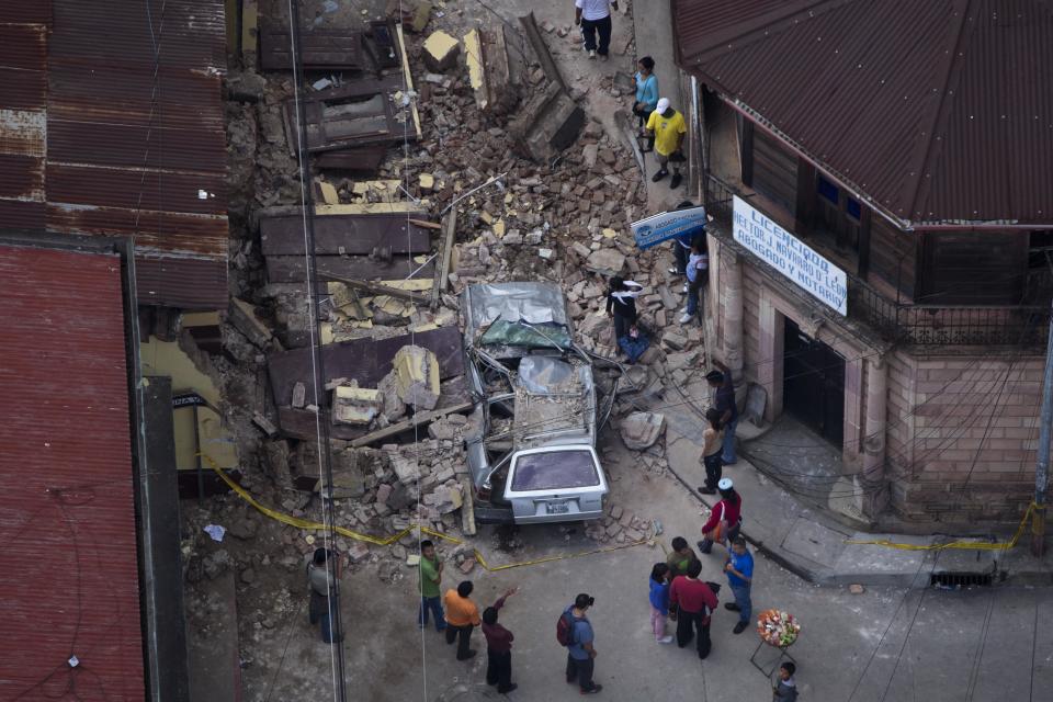 Los cuerpos de socorro reanudaron hoy las labores de rescate en las zonas del noroeste de Guatemala devastadas por el terremoto del miércoles, que, según el último reporte oficial, dejó casi medio centenar de muertos y una veintena de desaparecidos. (AP Photo/Moises Castillo)