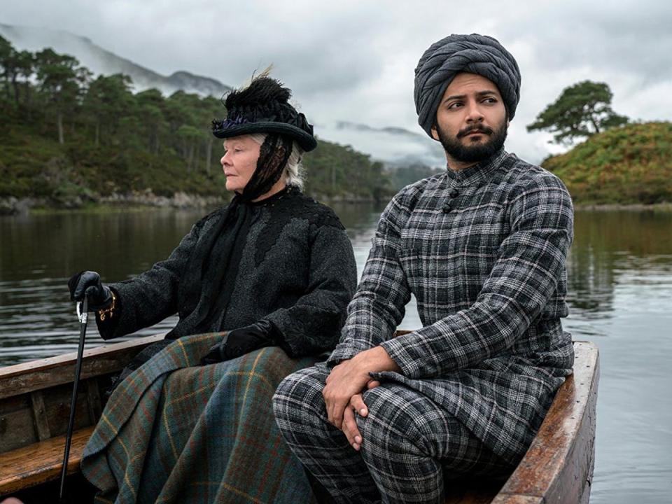 Judi Dench con Ali Fazal en 'Victoria y Abdul' (BBC Films)