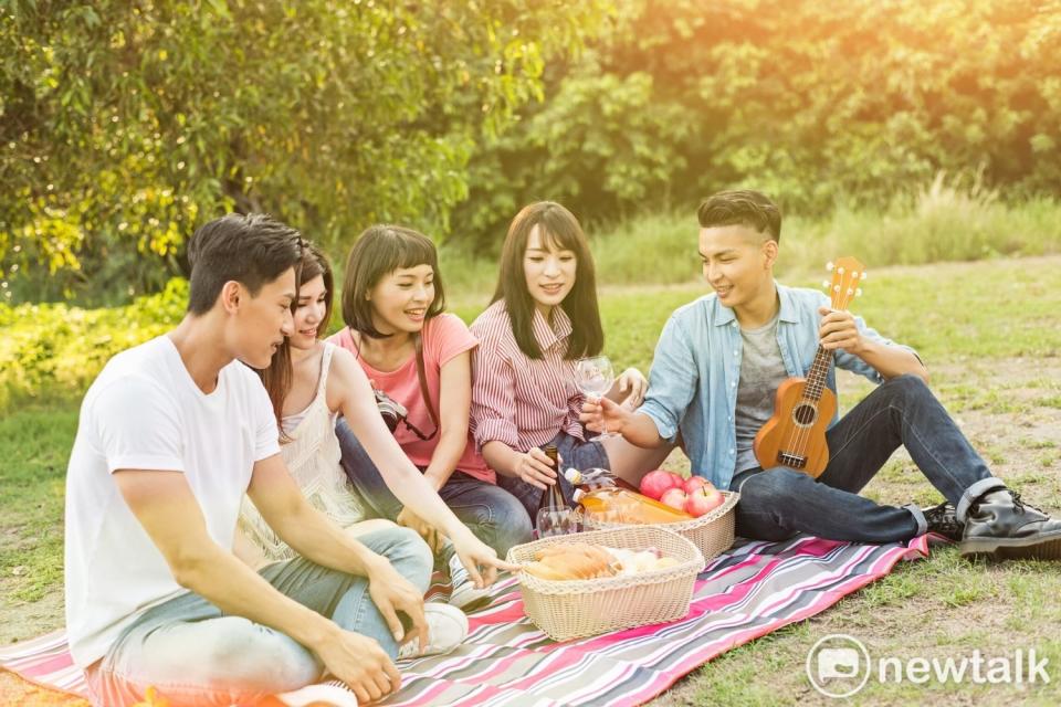 夏日高溫讓人熱得受不了，戶外活動久了還會熱得口乾舌燥、皮膚乾癢，這時要小心有可能熱到脫水。   圖：新頭殼資料庫