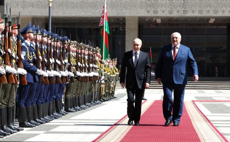 Belarusian President Alexander Lukashenko, receives Russian President Vladimir Putin at the Palace of Independence in Minsk. -/Kremlin/dpa