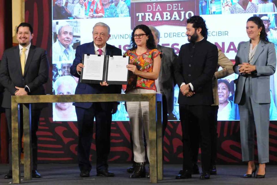 Firma del decreto para la creación del Fondo de Pensiones para el Bienestar. Foto: Cuartoscuro