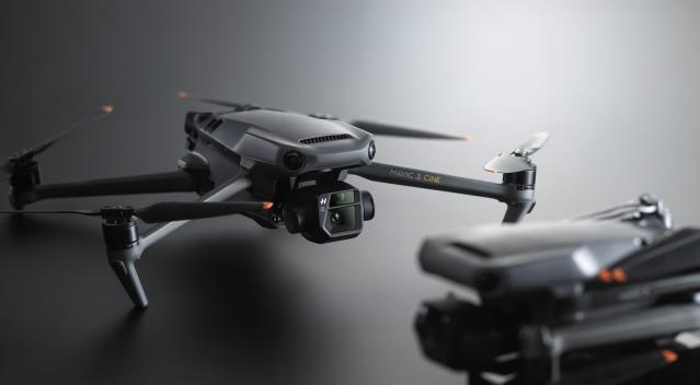 Hands on with DJI's dual-camera Mavic 3 drone - CNET