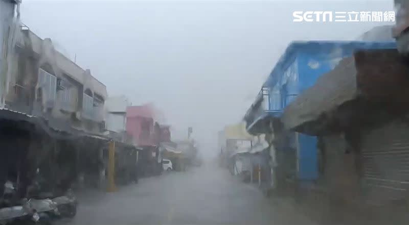 海葵颱風目前已經登陸台灣，台電人員冒雨復電。（示意圖／翻攝畫面）