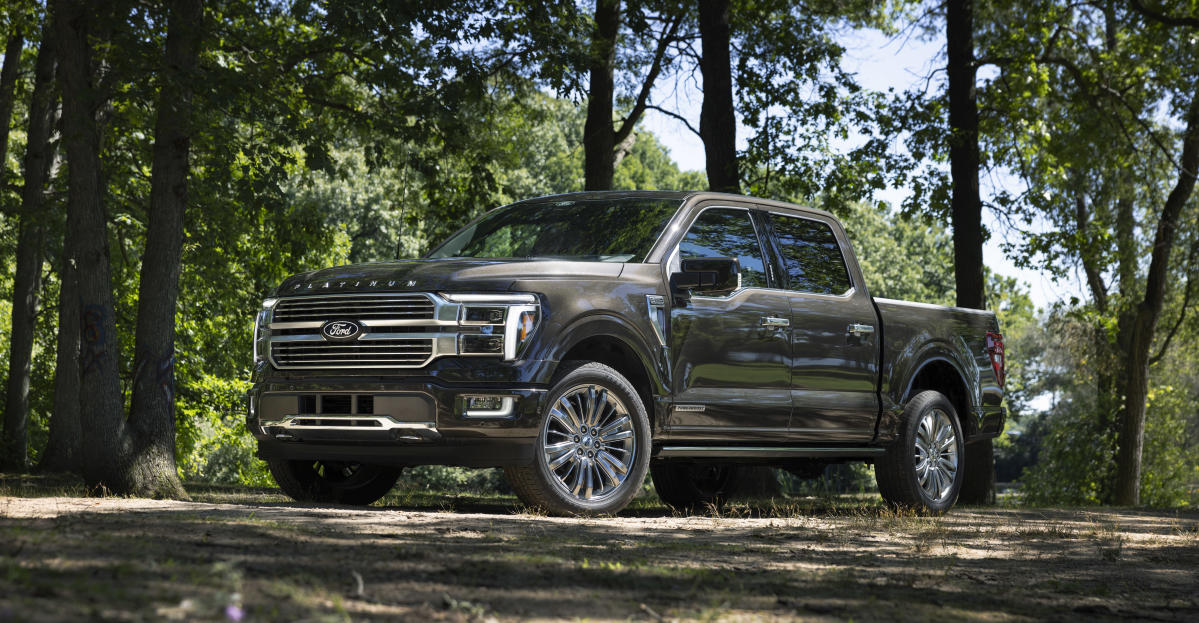 Ford debuts new F-150 pickup with focus on hybrid powertrain