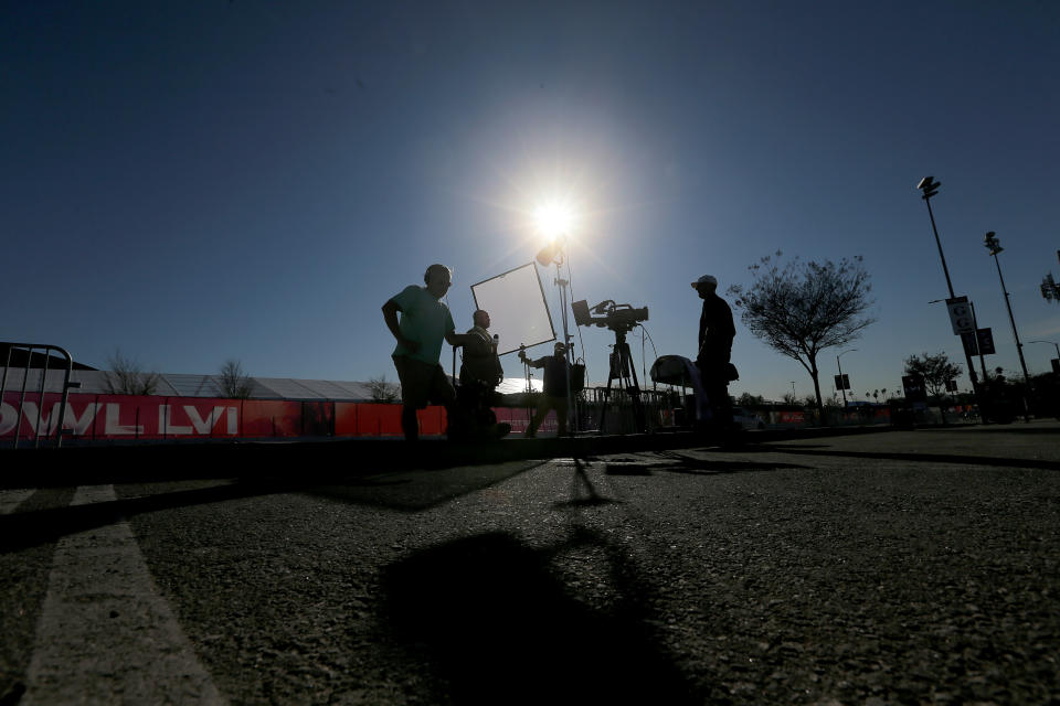 Un equipo de televisión se alista para transmitir un reporte a las afueras del Estadio SoFi, sede del Super Bowl LVI. (Foto: Getty Images)