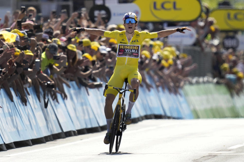 Wout Van Aert, con la casaca amarilla de líder general, celebra al cruzar la meta y ganar la cuarta etapa del Tour de Francia, en Calais, el martes 5 de julio de 2022. (AP Foto/Thibault Camus)