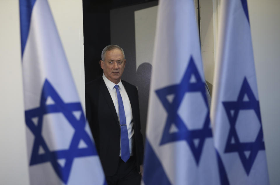 El dirigente del partido Azul y Blanco, Benny Gantz, habla a la prensa en Tel Aviv, Israel, 20 de noviembre de 2019. Ante la imposibilidad de formar gobierno, Israel va hacia su tercera elección general en menos de un año, algo sin precedentes. (AP Foto/Oded Balilty)