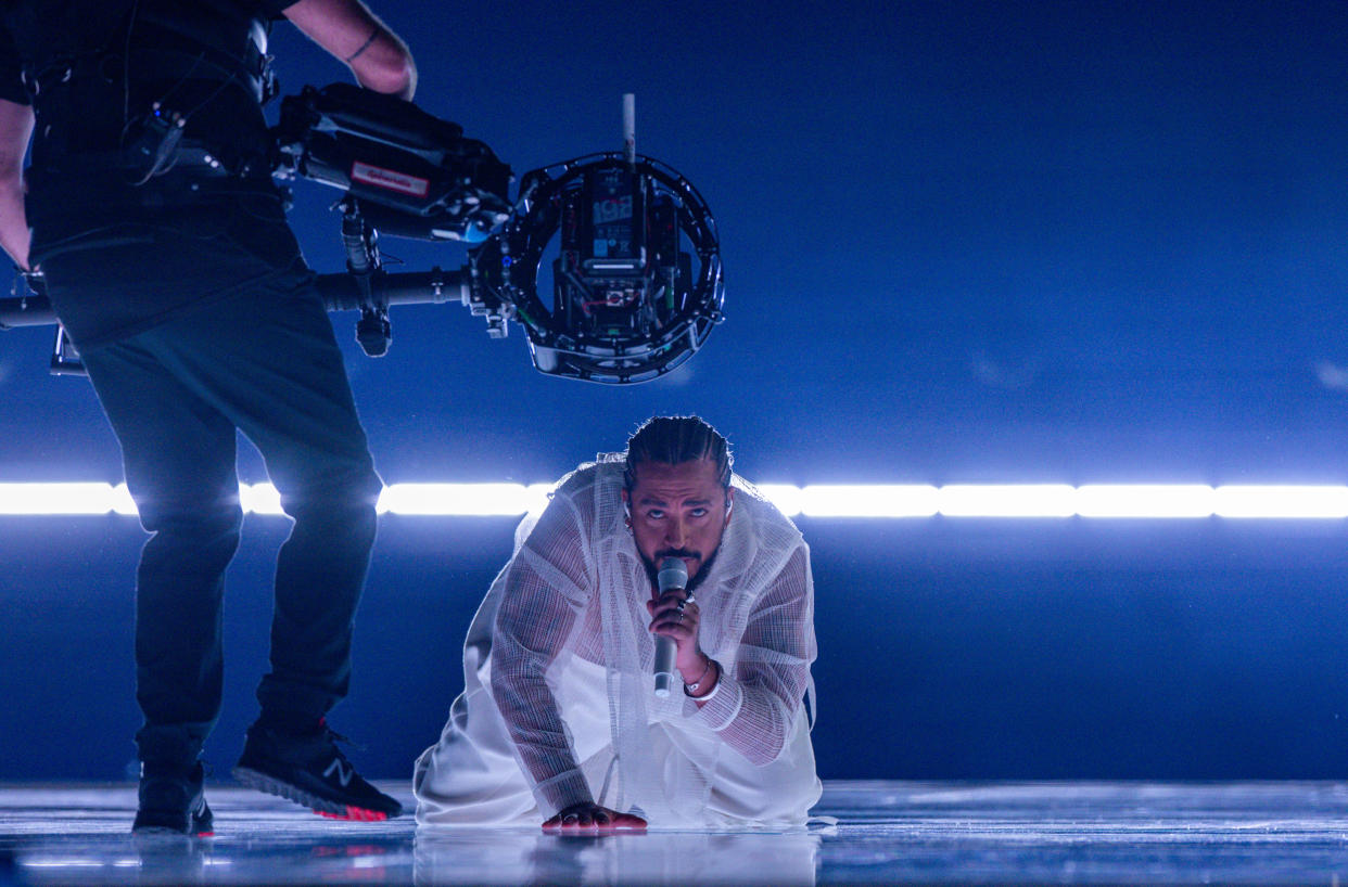 Slimane s’est produit une première fois sur la scène de l’Eurovision lors de la demi-finale qui a eu lieu jeudi 9 mai. 