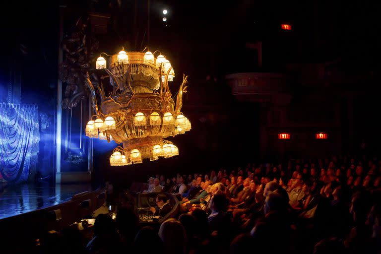 La escena cumbre del musical El fantasma de la ópera en el Majestic Theatre, de Nueva York, que este domingo baja definitivamente el telón en Broadway