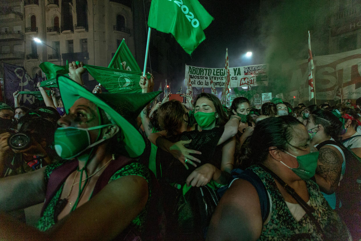 Partidarios de la legalización del aborto celebran afuera del Congreso de Buenos Aires, Argentina, el 30 de diciembre de 2020, después de que Argentina se convirtiera en la nación más grande de América Latina en legalizar el aborto (Sarah Pabst/The New York Times)