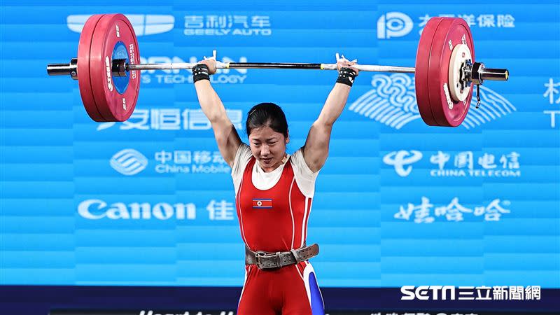 杭州亞運舉重女子55公斤級，北韓江賢京挺舉130公斤打破亞運、亞洲和世界紀錄。（圖／記者劉彥池攝影）