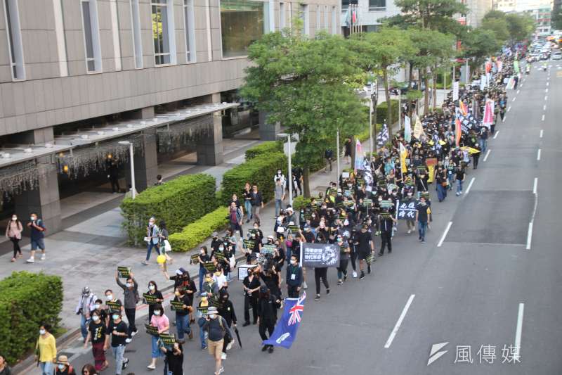 20201025-「香港邊城青年」發起撐港遊行，超過3000位民眾參與遊行，今天（25日）下午從台北捷運忠孝復興站出發，要到香港經貿文化辦事處表達訴求。（黃信維攝）