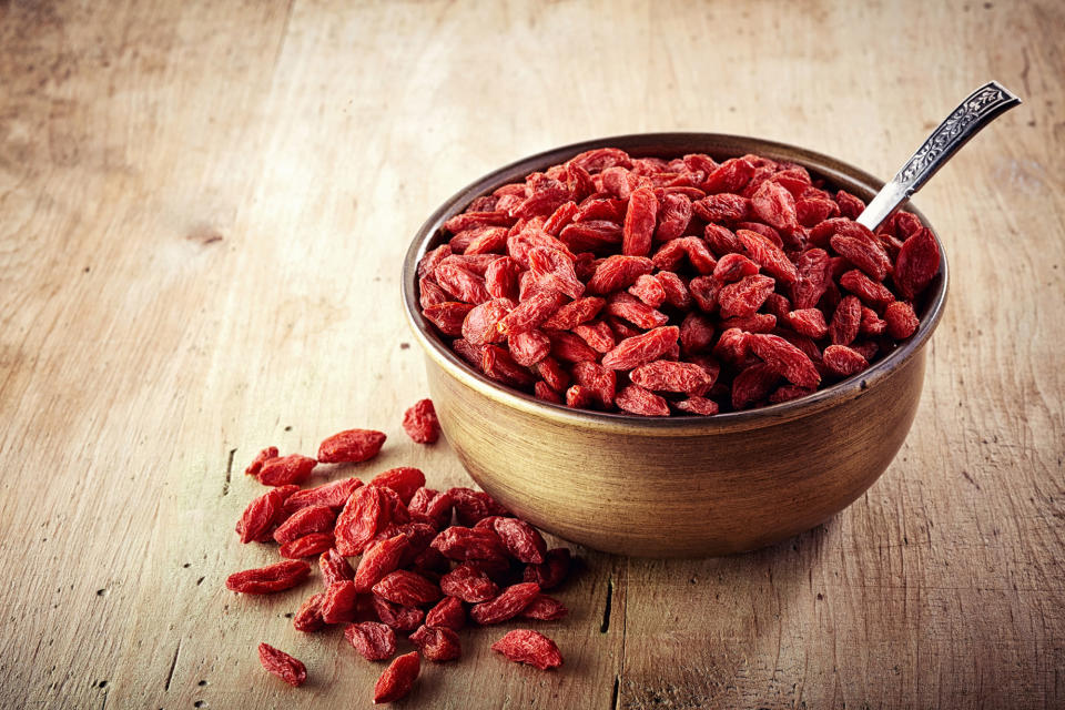 Mit Goji Beeren das Immunsystem stärken, die Libido anregen sowie Herzkrankheiten und Krebs vorbeugen? Klingt wirklich nach einem wahren Superfood! Die gesunde Wirkung wird dem Inhaltsstoff Zeaxanthin zugeschrieben, allerdings ist der auch in anderen und vor allem günstigeren Beeren enthalten. (Bild-Copyright: baibaz/Getty Images)