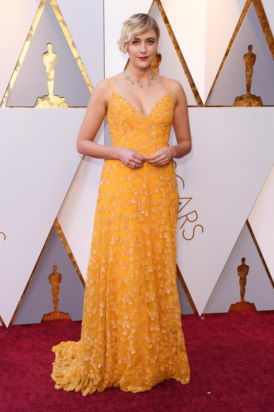 《淑女鳥》入圍最佳導演的葛莉塔潔薇，以刺繡風格的黃色禮服相當搶眼。（東方IC）