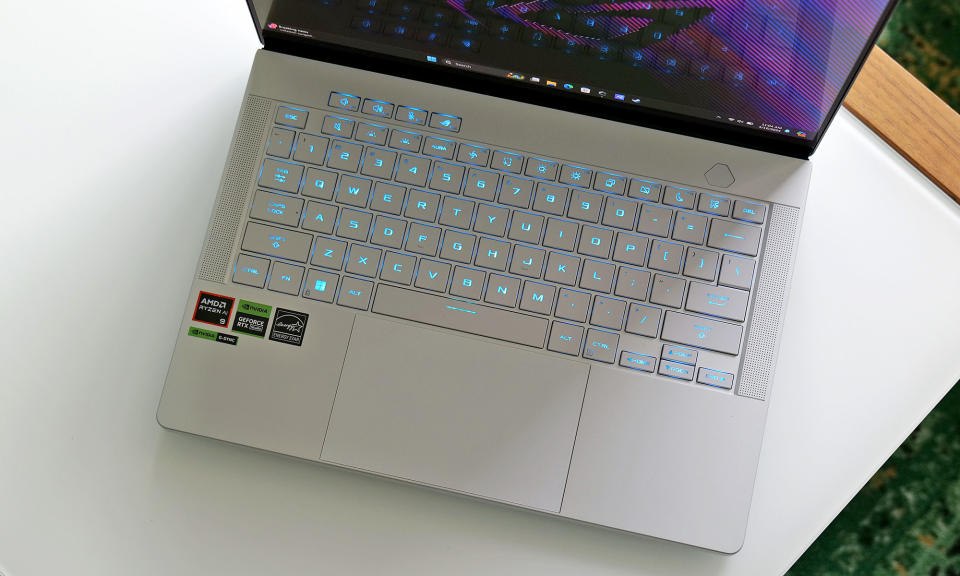 El ASUS ROG Zephyrus G14 presenta un magnífico diseño unibody de aluminio.  Solo deseamos que su teclado admita iluminación RGB por tecla en lugar de la configuración de zona única de ASUS. 