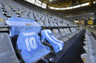 La fotografía del sábado 28 de noviembre de 2020 muestra dos camisetas de Diego Maradona y una bandera argentina, colocadas en el graderío, antes del partido de la Bundesliga entre el Borussia Dortmund y el Colonia (AP Foto/Martin Meissner, Pool)