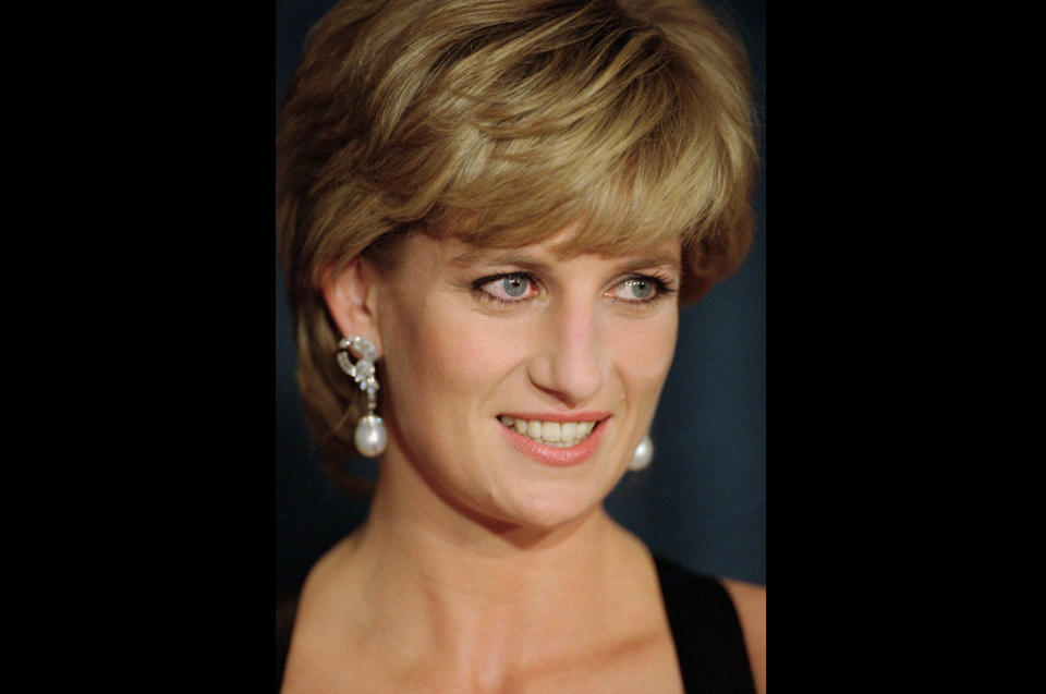 ARCHIVO - En esta foto del 11 de diciembre de 1995, la princesa Diana sonríe durante una cena en el Hilton de Nueva York. Un periodista de la BBC usó “conducta fraudulenta” para conseguir una polémica entrevista Diana en 1995, en una “violación grave” de las directrices de la televisora, de acuerdo con conclusiones de una investigación publicadas el 20 d emayo del2021. La BBC nombró en noviembre a un juez retirado para que encabezase la investigación luego que el hermano e Diana, Chales Spencer, acusó al periodista Martin Bashir de usar documentos falsos y otras tácticas deshonestas para persuadir a Diana a que aceptase la entrevista. (AP Foto/ Mark Lennihan)