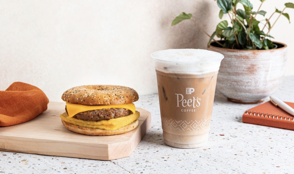 Peet's Coffee剛推出了 Beyond Meat加Just egg組合而成的早餐三文治