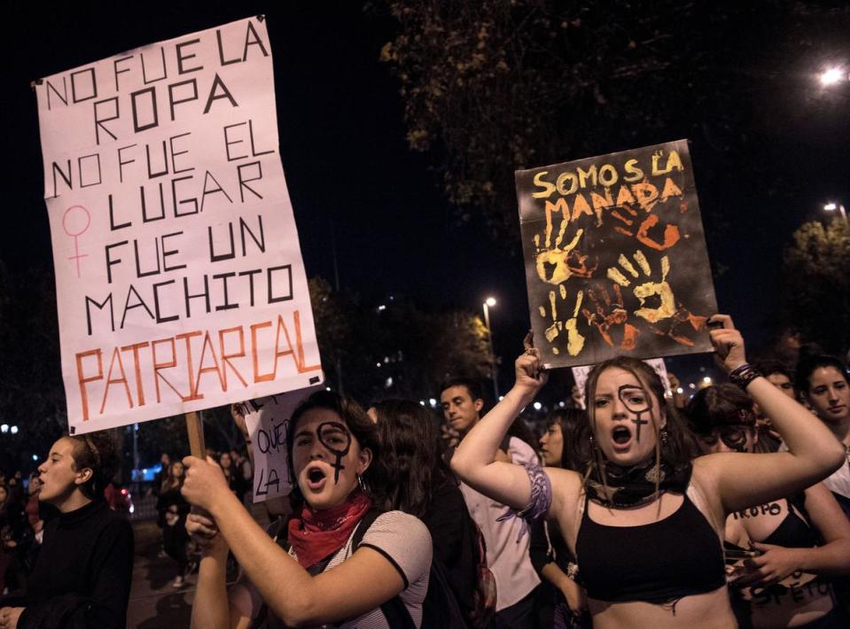 <p>Certaines femmes qui défilent seins nus ont également peint sur leur corps des messages féministes, à l’instar des Femen avant elles. Crédit photo : Martin Bernetti / AFP </p>