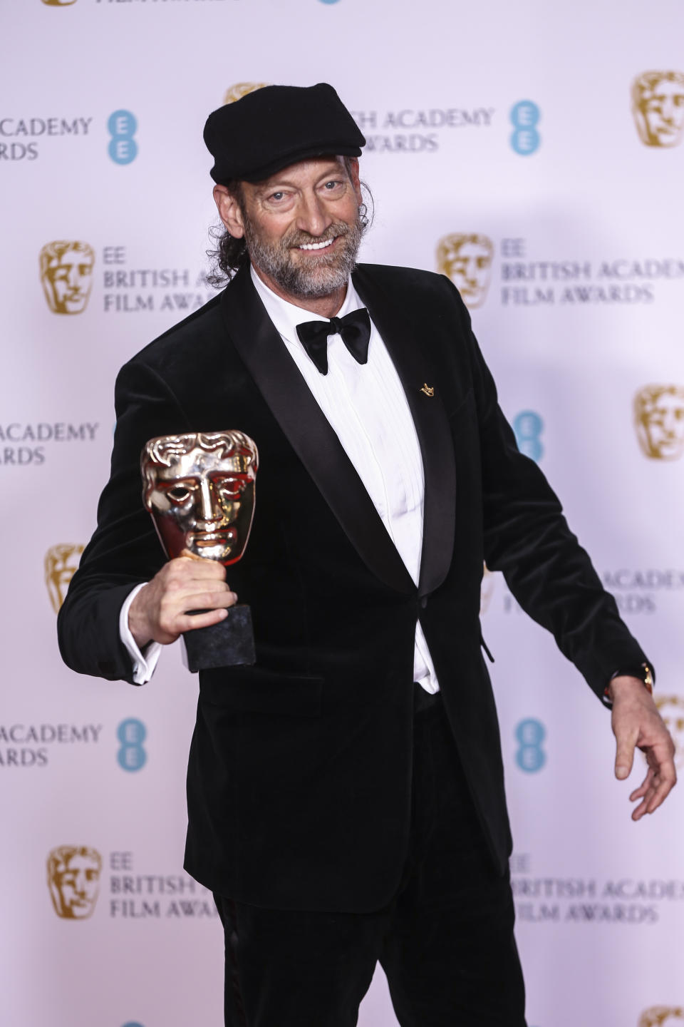 Troy Kotsur posa en la sala de prensa tras ganar el Premio BAFTA al mejor actor de reparto, por "CODA", el domingo 13 de marzo de 2022 en Londres. (Foto por Joel C Ryan/Invision/AP)