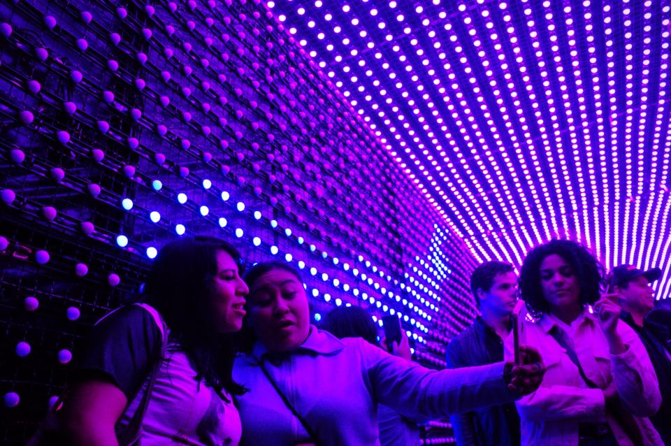 <p>CIUDAD DE MÉXICO, 16NOVIEMBRE2017.- Fue inaugurado el Festival Internacional de las Luces (FILUX) en diversas sedes del centro histórico. Durante 4 noches, las personas que visiten la ciudad podrán disfrutar proyecciones, esculturas, mapping e instalaciones en un horario de 16 a 23 horas.<br> FOTO: DIEGO SIMÓN SÁNCHEZ / CUARTOSCURO.COM </p>