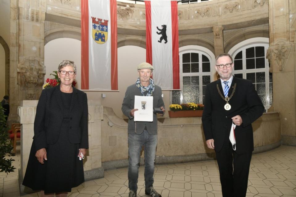 Dieter Puhl bekommt von Bezirksbürgermeister Reinhard Naumann und der BVV-Vorsteherin Annegret Hansen die Bürgermedaille des Bezirkes Charlottenburg-Wilmersdorf verliehen. Foto: Joerg Krauthoefer<span class="copyright">J?rg Krauth?fer</span>