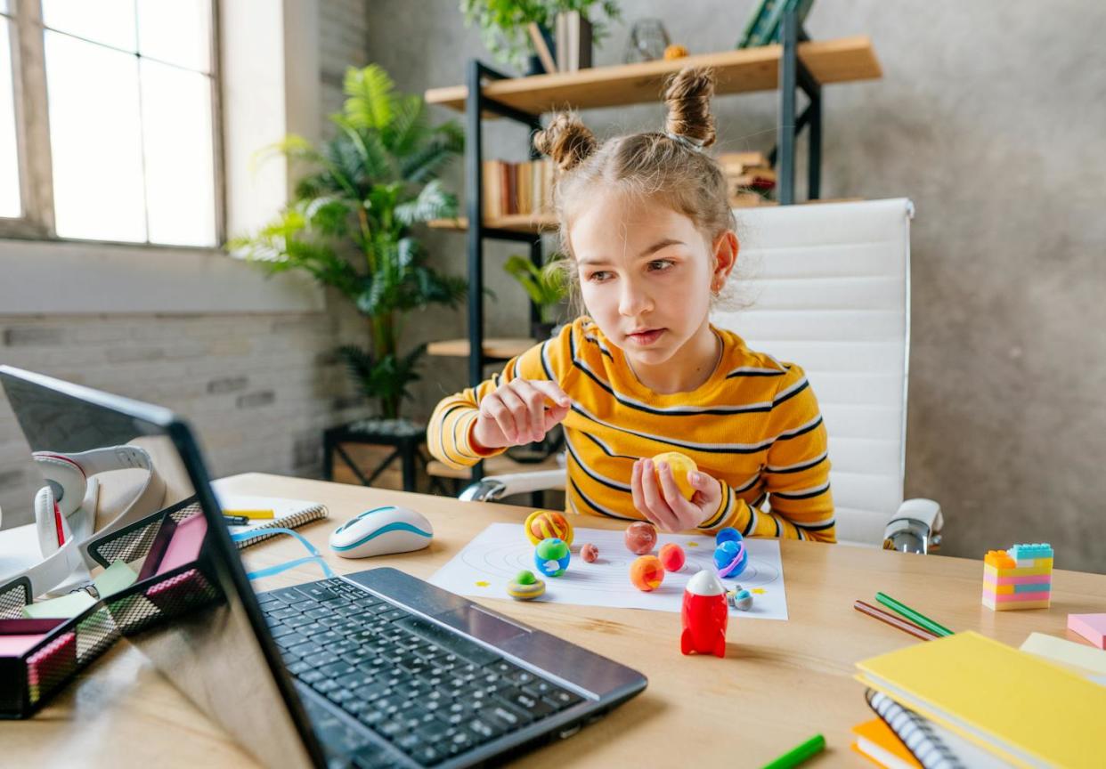 <a href="https://www.shutterstock.com/es/image-photo/girl-using-laptop-study-online-planets-1873517182" rel="nofollow noopener" target="_blank" data-ylk="slk:Lithiumphoto/Shutterstock;elm:context_link;itc:0;sec:content-canvas" class="link ">Lithiumphoto/Shutterstock</a>