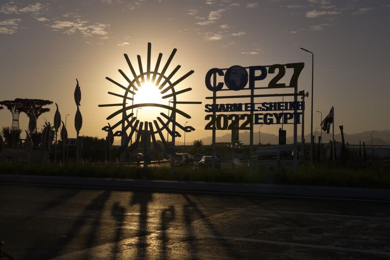 El sol se pone detrás del logotipo de la COP27 afuera de la sede de la Cumbre Climática de la ONU COP27, el sábado 12 de noviembre de 2022, en Sharm el-Sheikh, Egipto.