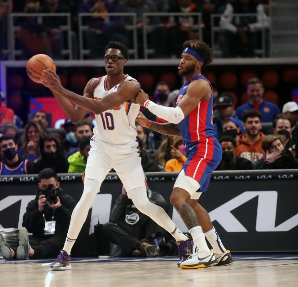 Suns center Jalen Smith controls the ball against Pistons forward Saddiq Bey on Jan. 16, 2022 in Detroit.