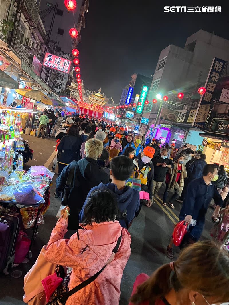 白沙屯媽祖結緣美食麻油雞香味四溢，吸引許多香燈腳排隊領取。（圖／ 記者鄭尹翔攝影）