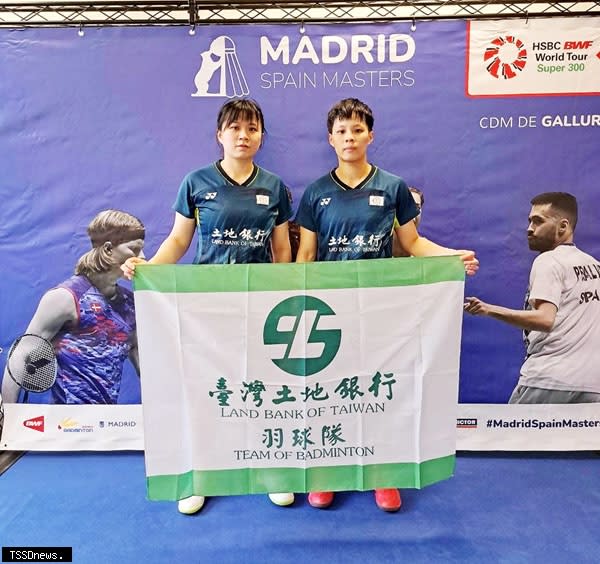 土地銀行羽球隊員張淨惠（左）/楊景惇勇奪2024年西班牙超級300羽球大師賽女子雙打銅牌。