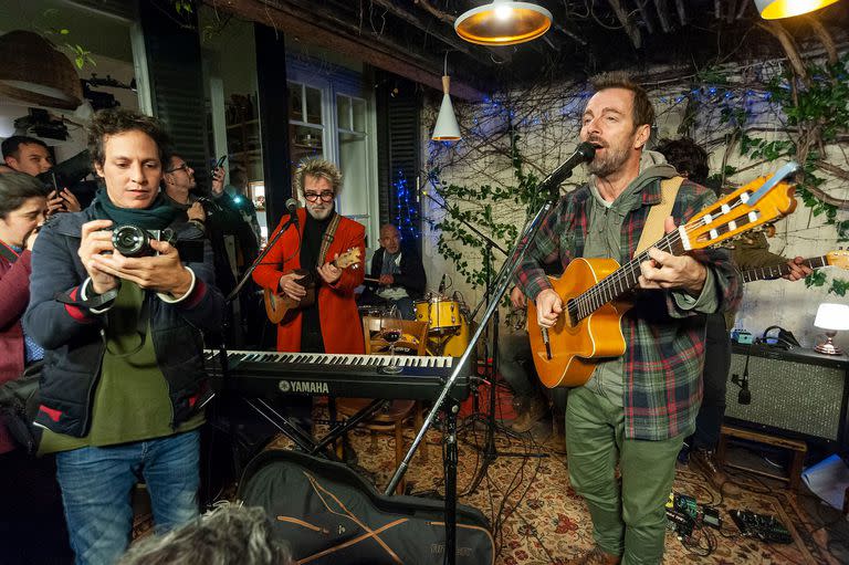 Kevin Johansen canta un clásico de los Beatles en el programa del ciclo  FA! dedicado a la amistad