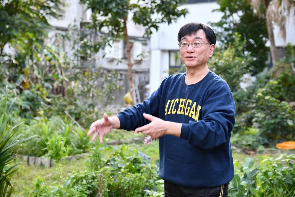 陳祥老師介紹校內的小菜園，他引導學生以綠地圖系統來觀察校園及周遭社區 (教育部提供)