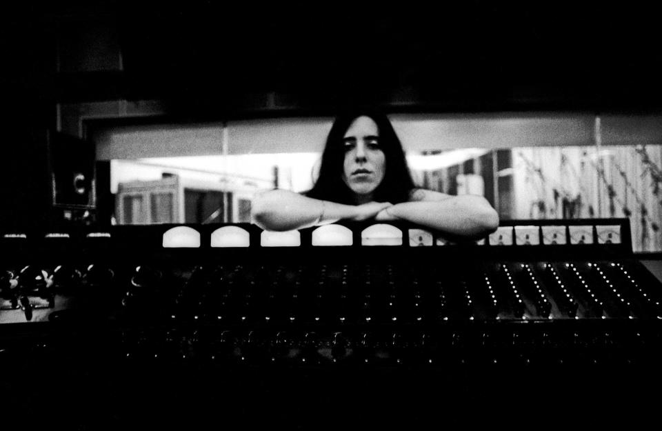 Laura Nyro records in the studio on October 3, 1968 in New York City. (Photo by Michael Ochs Archives/Getty Images)