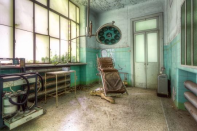 <p>Equipamiento hospitalario acumulando polvo en un viejo asilo de Italia (Roman Robroek<i> / Caters News</i>).</p>