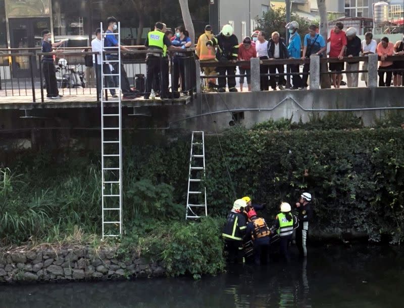 ▲屏東市一名裸身男子精神疾病症發作跳入萬年溪自殺，消防人員將救援梯架放置河畔臺階，建國所警員黃興祥、吳宜蓁俟機控制行動，最終成功化解危機，將林男送往醫院就診。（圖／記者黃正忠翻攝, 2020.12.03）