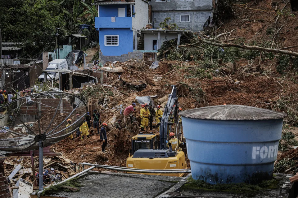 ***ARQUIVO***SÃO SEBASTIÃO, SP, 23.02.2023 - Maquinários pesados, como tratores, passam a ser usados nas buscas e limpeza dos locais atingidos por deslizamentos de terra em São Sebastião, litoral norte de SP. (Foto: Bruno Santos/Folhapress)