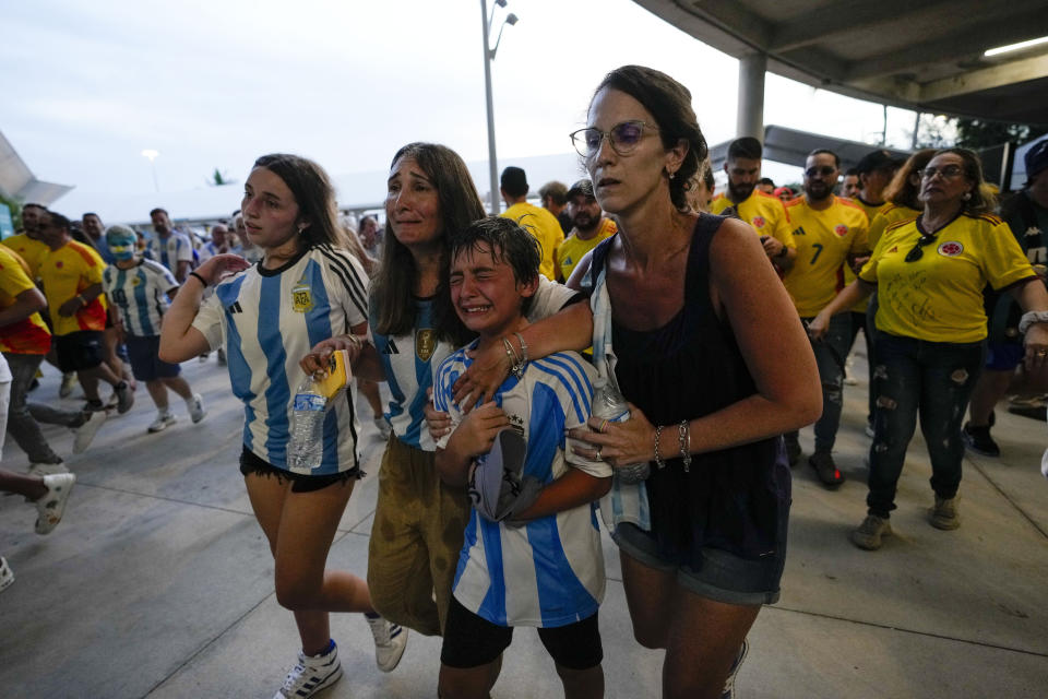 Hinchas intentan ingresar a la final de la Copa América entre Argentina y Colombia en Miami Gardens, Florida, el domingo 14 de julio de 2024. (AP Foto/Lynne Sladky)