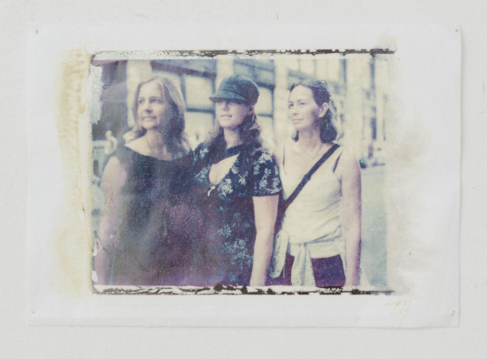 Una fotografía instantánea de Lisa Degliantoni, al centro, con sus amigas Staci Mackenzie, a la izquierda, y Molly Miller en Nueva York en 2007. (Lyndon French/The New York Times)

