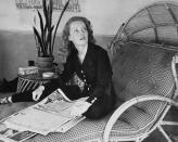 Vous voulez connaître quelle vision de l'amour avait Bette Davis ? Il suffit de se pencher sur l'une de ses déclarations pour en savoir plus : <em>"Le plaisir de l'amour ne dure qu'un instant. La douleur de l'amour dure toute une vie"</em>. Une citation - détournée des écrits de l'auteur Jean-Pierre Claris de Florian - qui prend tout son sens au vu de l'histoire amoureuse de l'actrice.