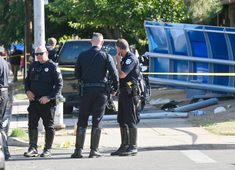 Agentes de policía se reúnen en el lugar de una colisión en Cedar Avenue, frente a Roosevelt High School, el miércoles 6 de septiembre de 2023, en Fresno, California.