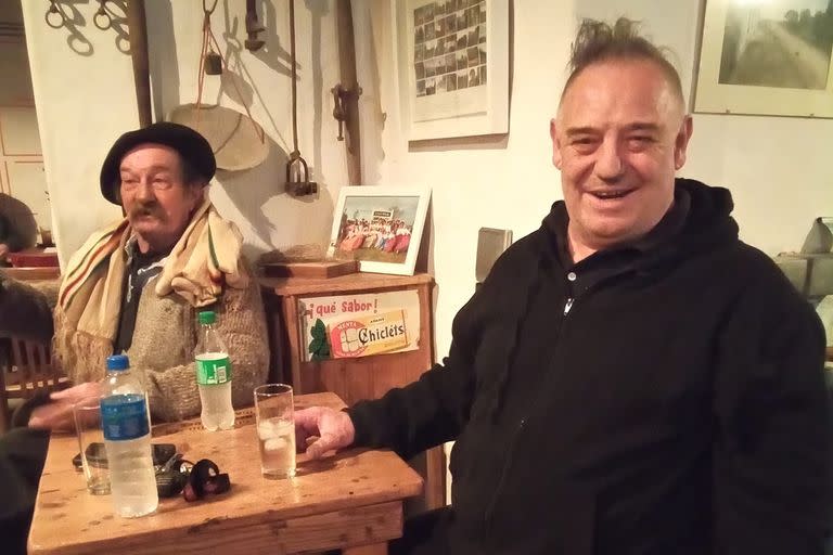 Ricardo Iorio y su amigo Mingo Silvera en la pulpería La Tranca, en una foto compartida por su dueña Mercedes Resch