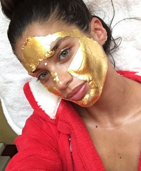 Das portugiesische Model Sara Sampaio ließ sich ebenfalls vor der großen Victoria’s Secret Fashion Show mit einer Goldmaske von Mimi Luzon verwöhnen. Foto: instagram.com/mimiluzon