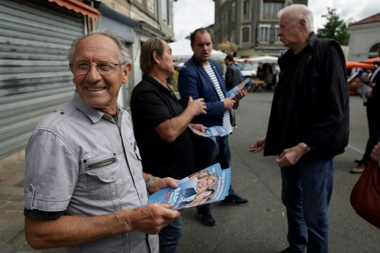 Des militants du RN distribuent des tracts à Cazères, en Haute-Garonne, le 22 juin 2024 (Valentine CHAPUIS)