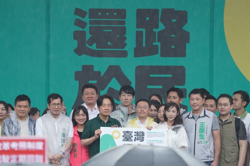 行人零死亡聯盟發起的「還路於民」大遊行20日在凱達格蘭大道舉行，副總統賴清德率（前左4）領民進黨民代到場聲援，並簽署台灣行人宣言。（中央社）
                     