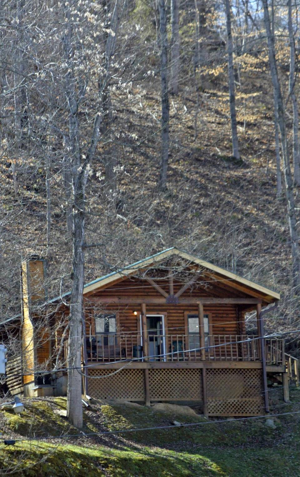 PHOTO BY: ALLISON LONG/KANSAS CITY STAR 022606 The cabin in Alpine , Tenn., were Toby Young and John Manard stayed for 12 days after Young helped Manard escape from prison in Lansing, Kan. cutline: Authorities said they thought Toby Young and John Manard picked this cabin based on its remoteness - it’s one of several log cabins that make up a fishing resort on Dale Hollow Lake.