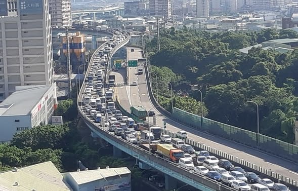 有網友貼出台65線快速道路南下大量車潮畫面。（圖／翻攝自臉書《我是土城人 我愛土城區》）