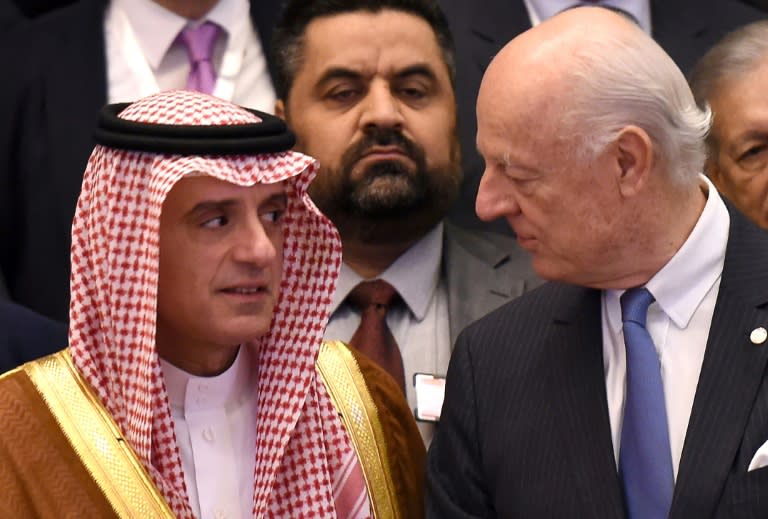 Saudi Foreign Minister Adel al-Jubeir stands next to UN envoy Staffan de Mistura during a Syrian opposition meeting in Riyadh on November 22, 2017