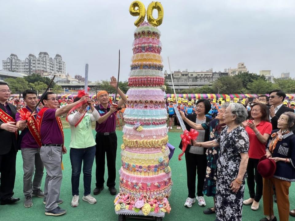 員林育英國小九十週年校慶，彰化縣長王惠美與九十六歲校友等人合切大蛋糕。（記者吳東興攝）