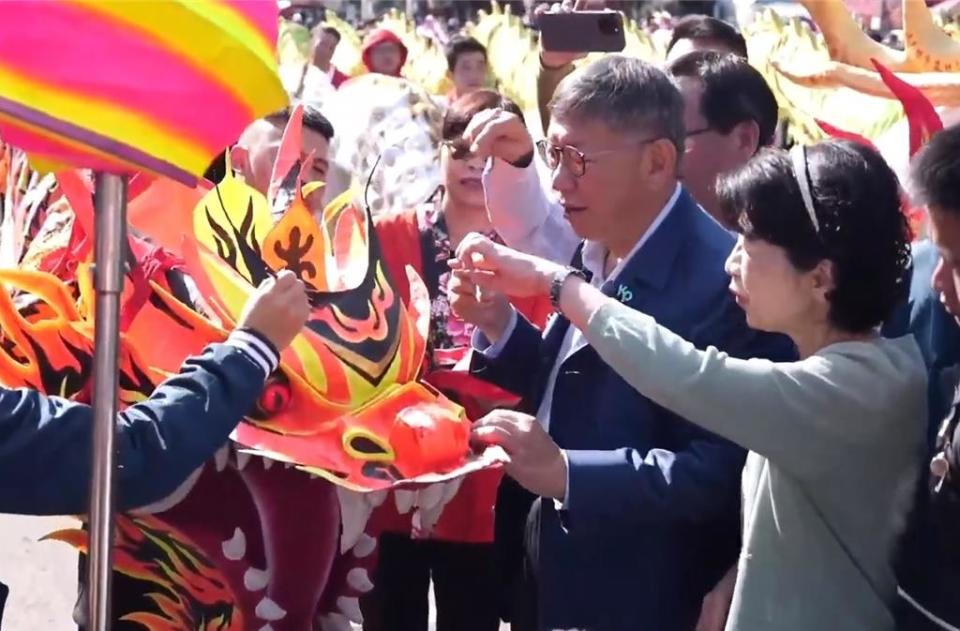 民眾黨主席柯文哲為祥龍點睛。（李京昇攝）